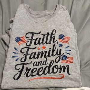 Women’s Gray 'Faith Family and Freedom' Graphic Tee size XL